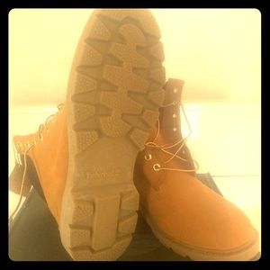 Men’s Size 11 wheat timberlands.